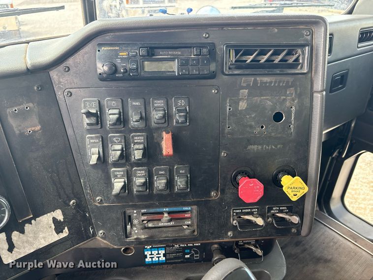 image for item DY2484 1998 International 9100 semi truck