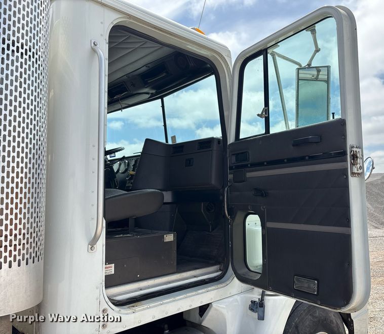 image for item DY2484 1998 International 9100 semi truck