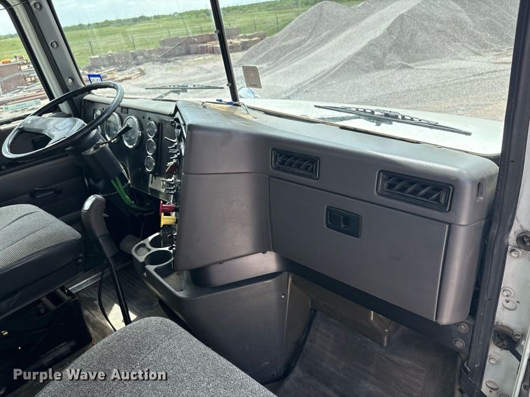 image for item DY2484 1998 International 9100 semi truck