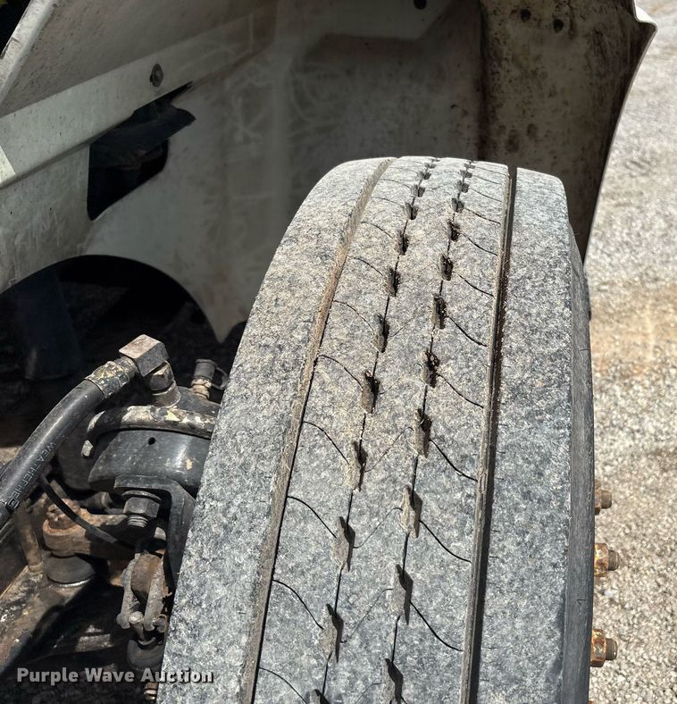 image for item DY2484 1998 International 9100 semi truck