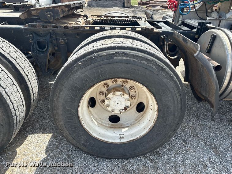 image for item DY2484 1998 International 9100 semi truck