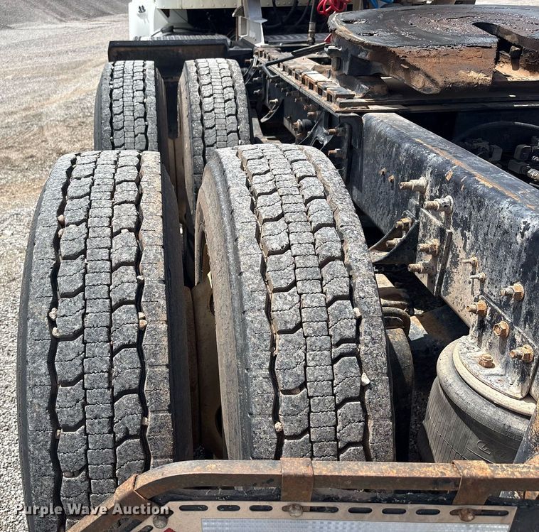 image for item DY2484 1998 International 9100 semi truck