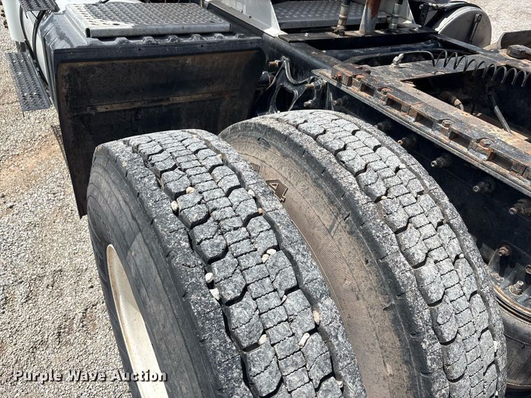 image for item DY2484 1998 International 9100 semi truck