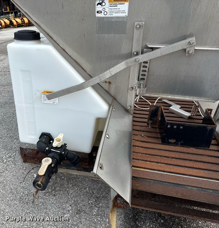 image for item DY8072 Henderson spreader