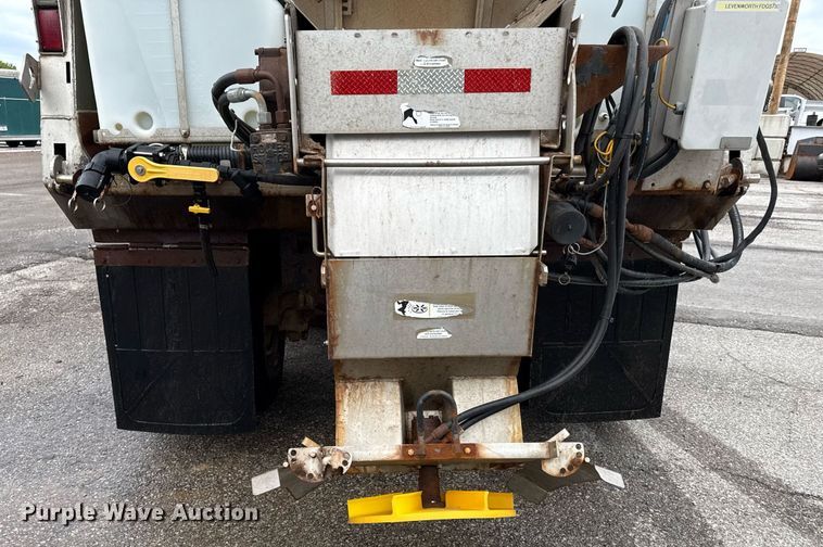 image for item DY8073 2015 Freightliner 108SD dump truck