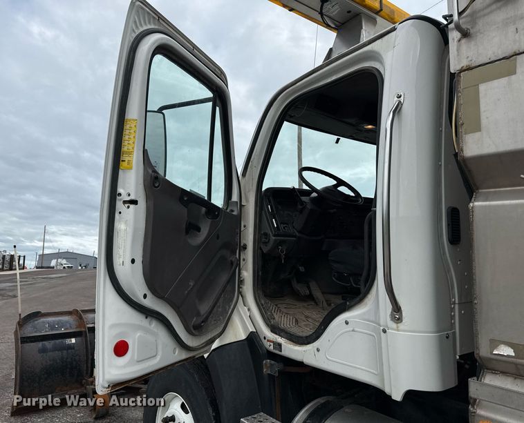 image for item DY8073 2015 Freightliner 108SD dump truck