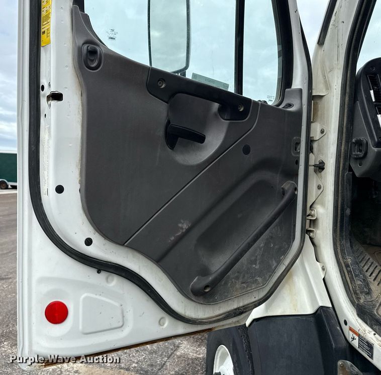 image for item DY8073 2015 Freightliner 108SD dump truck