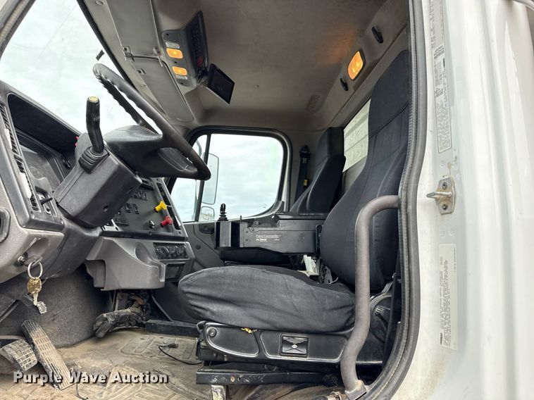 image for item DY8073 2015 Freightliner 108SD dump truck