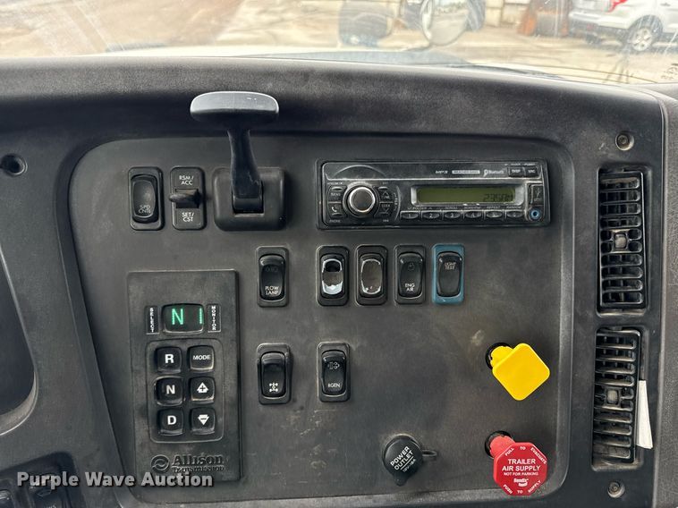 image for item DY8073 2015 Freightliner 108SD dump truck
