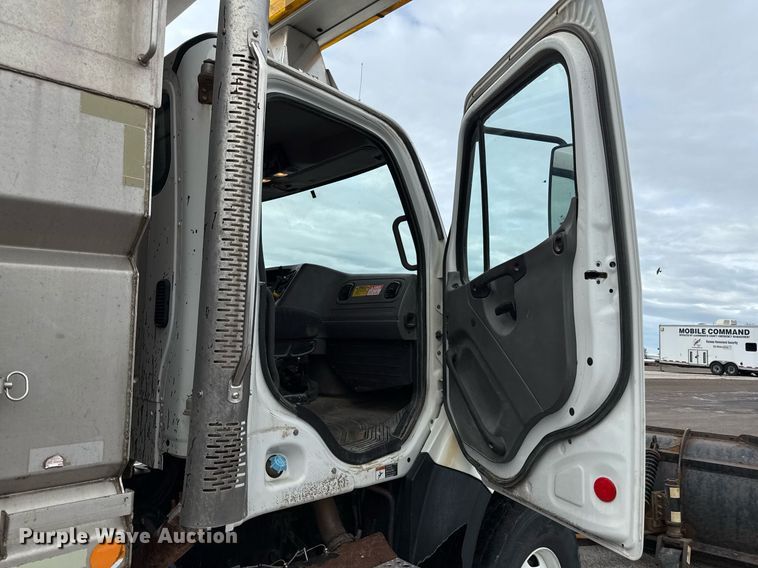 image for item DY8073 2015 Freightliner 108SD dump truck