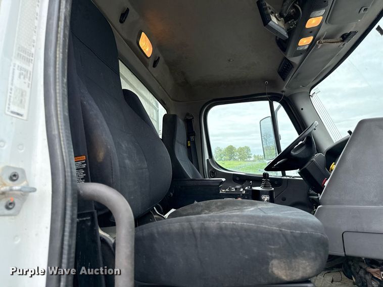 image for item DY8073 2015 Freightliner 108SD dump truck