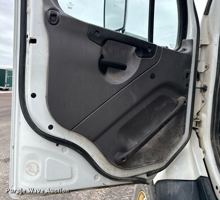 image for item DY8074 2015 Freightliner 108SD dump truck