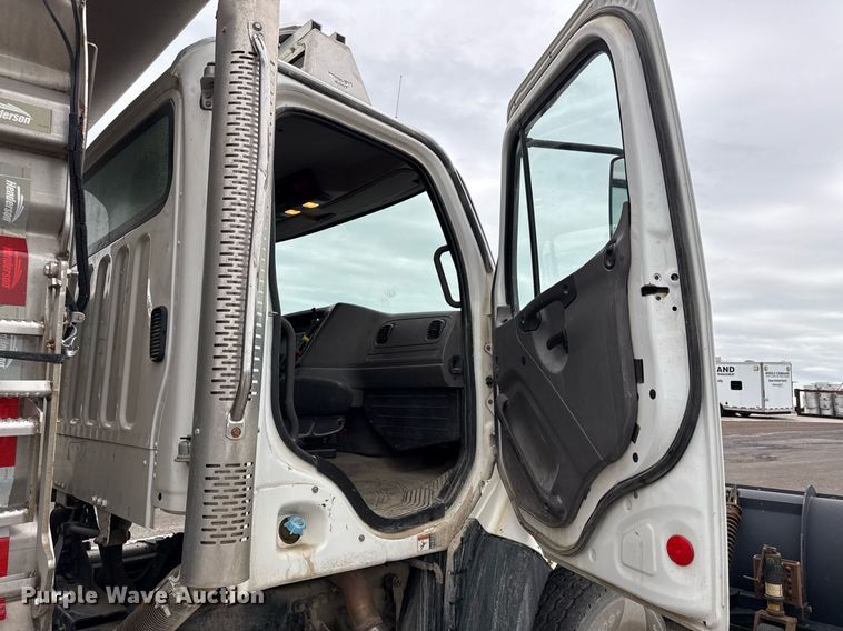 image for item DY8074 2015 Freightliner 108SD dump truck