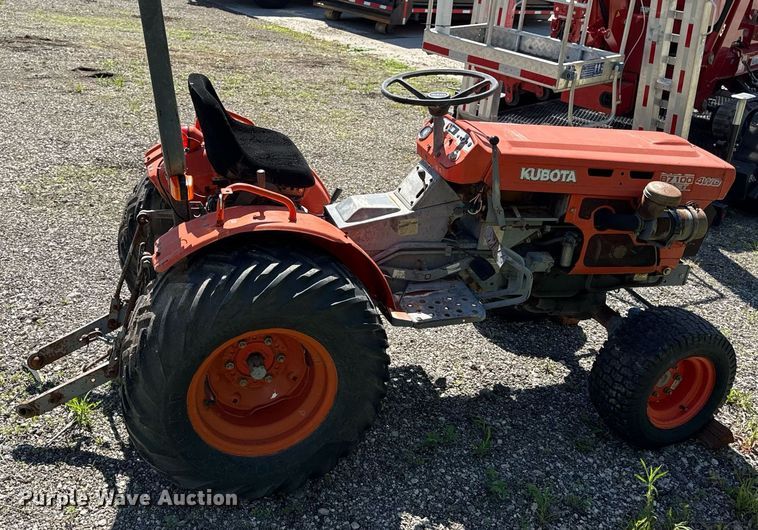 image for item DZ4012 Kubota B7100HST tractor