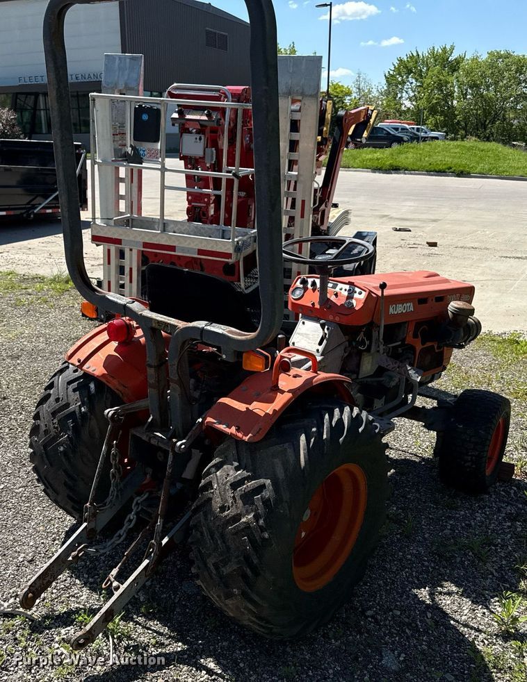 image for item DZ4012 Kubota B7100HST tractor