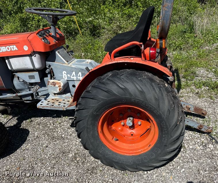 image for item DZ4012 Kubota B7100HST tractor