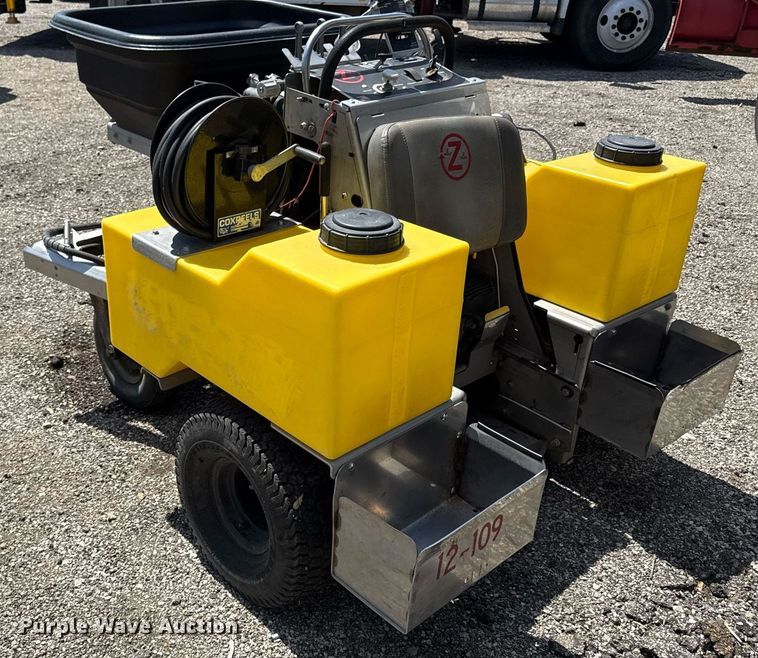 image for item DZ4015 LT Rich Z-Sprayer turf sprayer