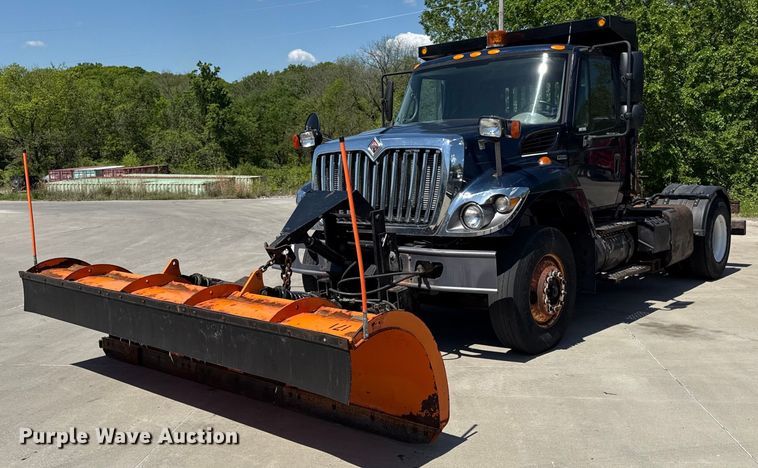 image for item DZ4021 2008 International SA515 truck cab and chassis