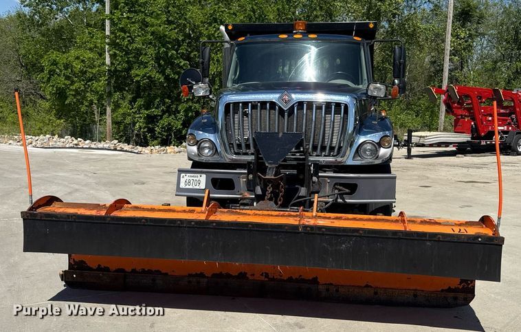 image for item DZ4021 2008 International SA515 truck cab and chassis