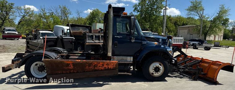 image for item DZ4021 2008 International SA515 truck cab and chassis