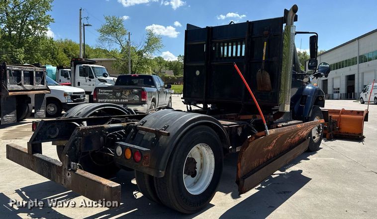 image for item DZ4021 2008 International SA515 truck cab and chassis