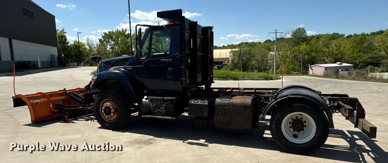 image for item DZ4021 2008 International SA515 truck cab and chassis