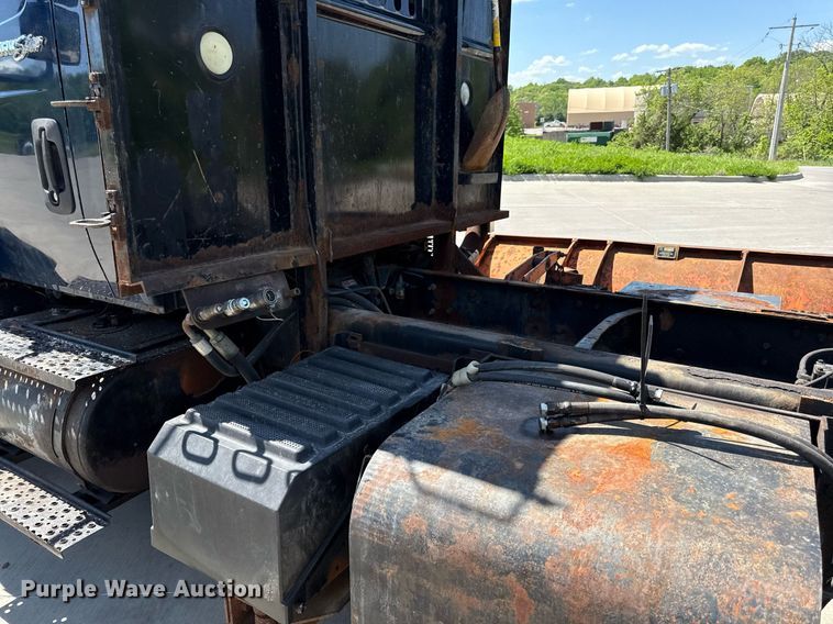 image for item DZ4021 2008 International SA515 truck cab and chassis