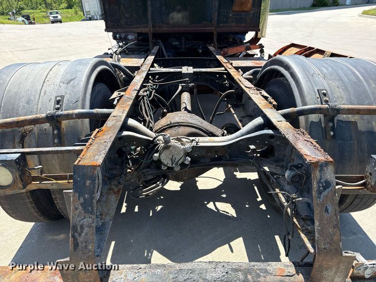 image for item DZ4021 2008 International SA515 truck cab and chassis