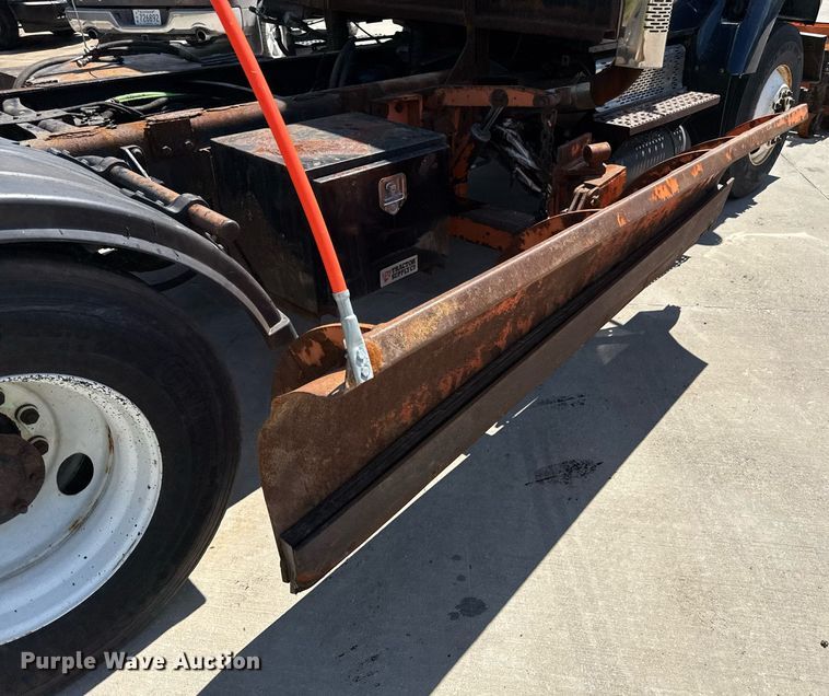 image for item DZ4021 2008 International SA515 truck cab and chassis