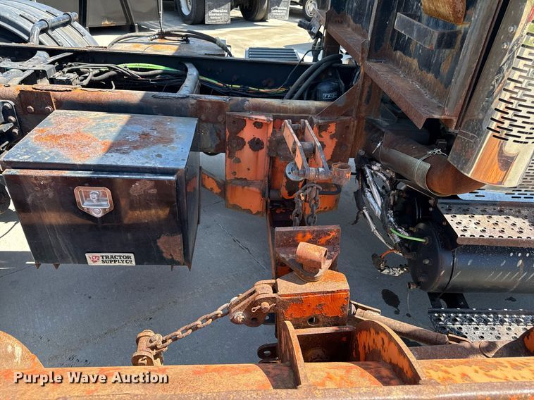 image for item DZ4021 2008 International SA515 truck cab and chassis