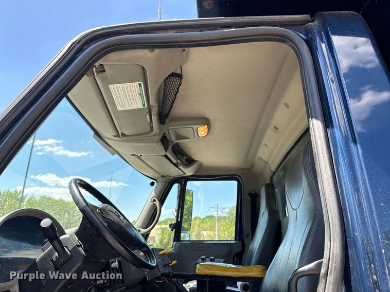 image for item DZ4021 2008 International SA515 truck cab and chassis