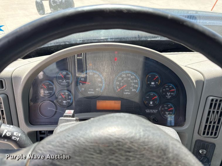 image for item DZ4021 2008 International SA515 truck cab and chassis