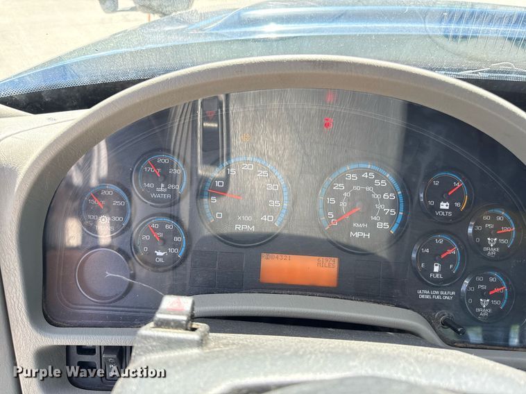 image for item DZ4021 2008 International SA515 truck cab and chassis