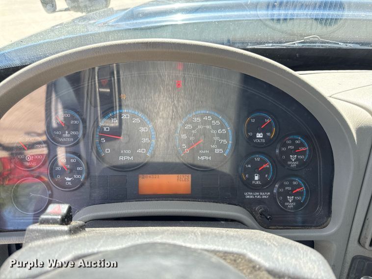 image for item DZ4021 2008 International SA515 truck cab and chassis