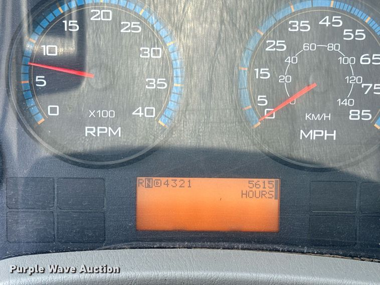 image for item DZ4021 2008 International SA515 truck cab and chassis