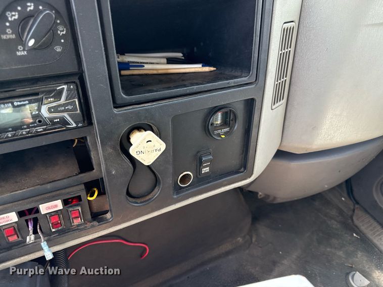 image for item DZ4021 2008 International SA515 truck cab and chassis