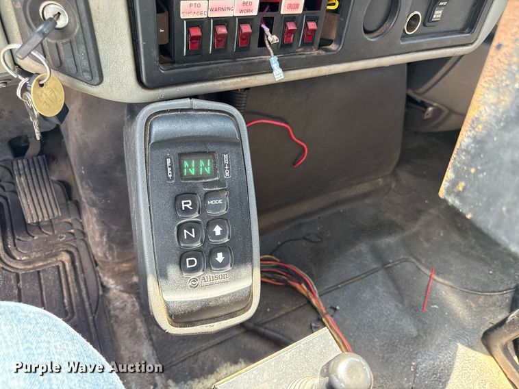 image for item DZ4021 2008 International SA515 truck cab and chassis