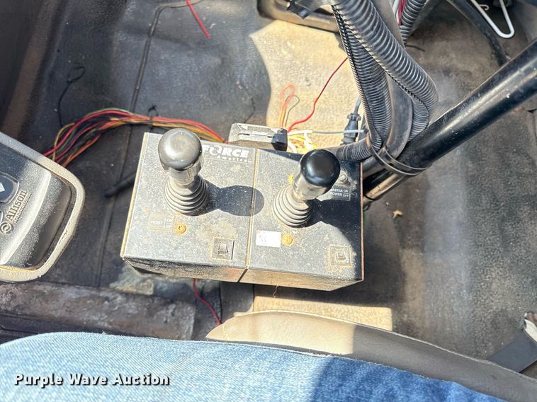 image for item DZ4021 2008 International SA515 truck cab and chassis