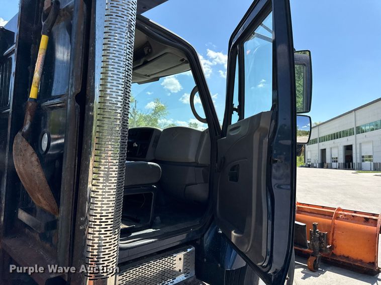 image for item DZ4021 2008 International SA515 truck cab and chassis