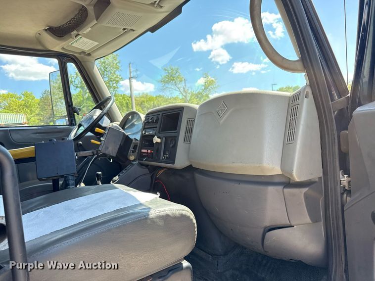 image for item DZ4021 2008 International SA515 truck cab and chassis