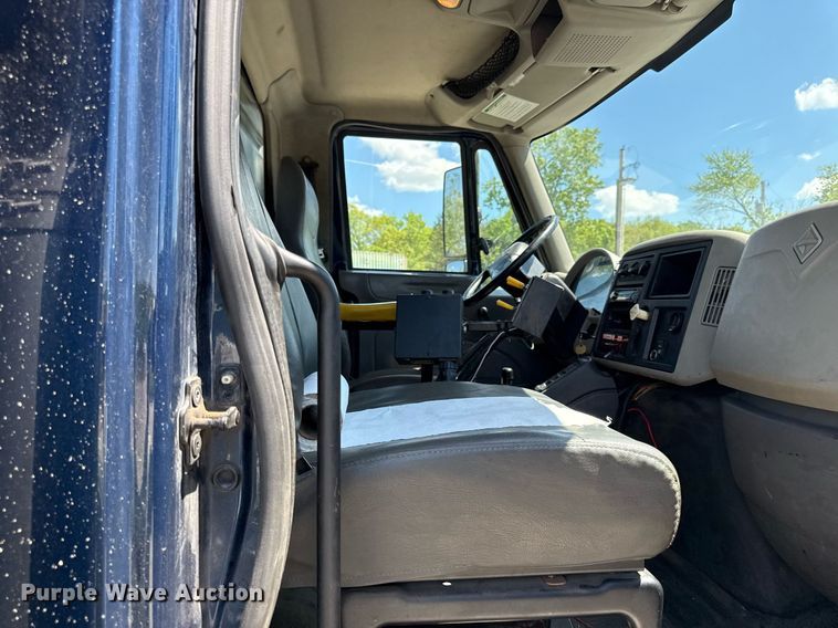 image for item DZ4021 2008 International SA515 truck cab and chassis