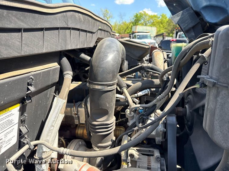 image for item DZ4021 2008 International SA515 truck cab and chassis