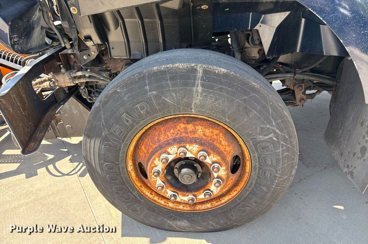 image for item DZ4021 2008 International SA515 truck cab and chassis