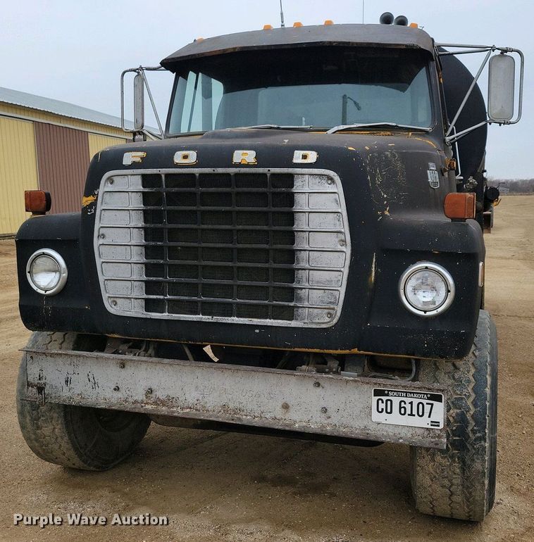 image for item EA2423 1981 Ford LNT8000 oil distributor truck