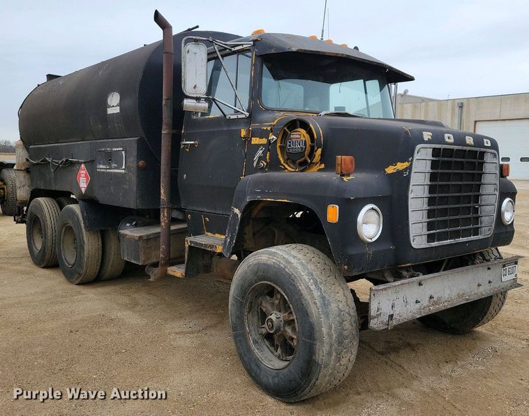 image for item EA2423 1981 Ford LNT8000 oil distributor truck