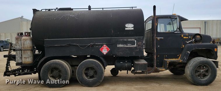 image for item EA2423 1981 Ford LNT8000 oil distributor truck