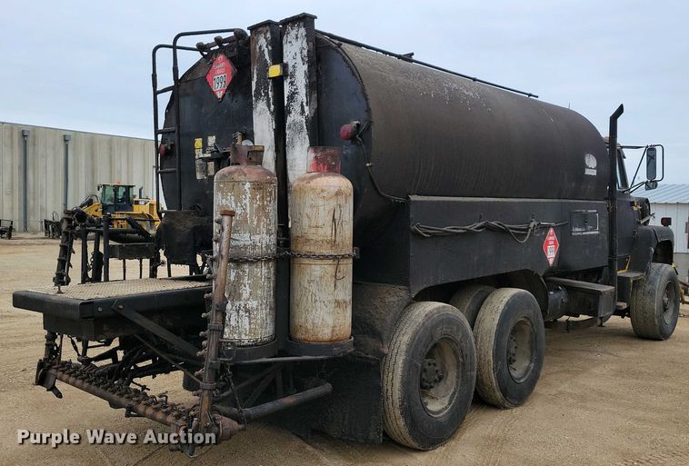 image for item EA2423 1981 Ford LNT8000 oil distributor truck