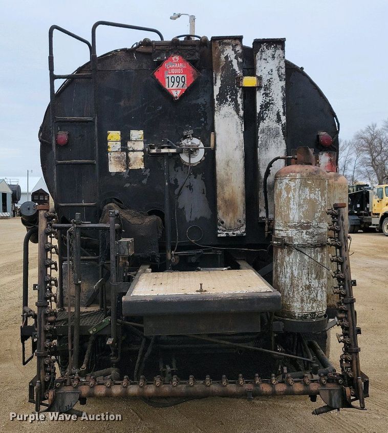 image for item EA2423 1981 Ford LNT8000 oil distributor truck