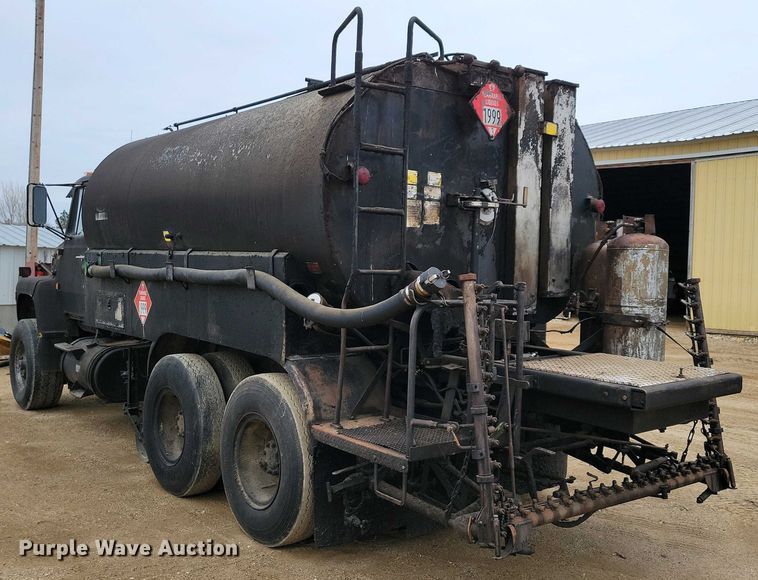 image for item EA2423 1981 Ford LNT8000 oil distributor truck