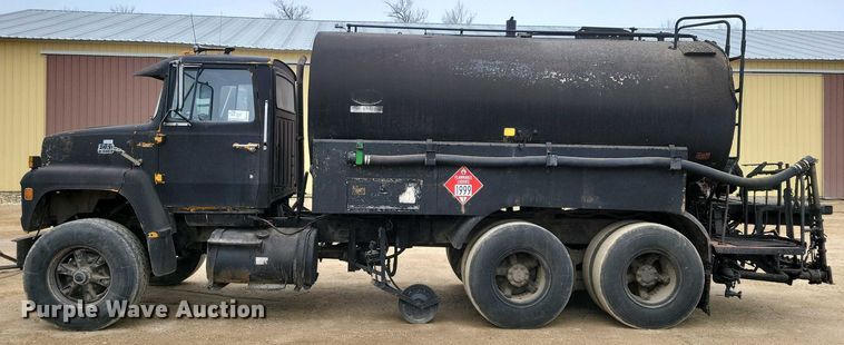 image for item EA2423 1981 Ford LNT8000 oil distributor truck